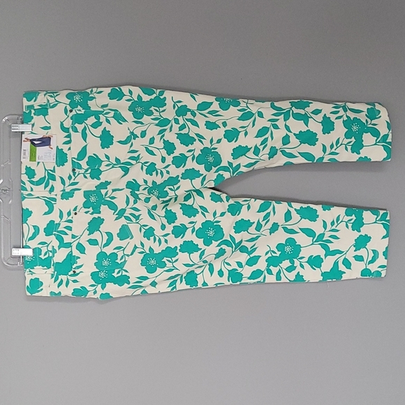 Time and Tru Green Breeze Stretch Fitted Capri Jegging - Picture 5 of 8